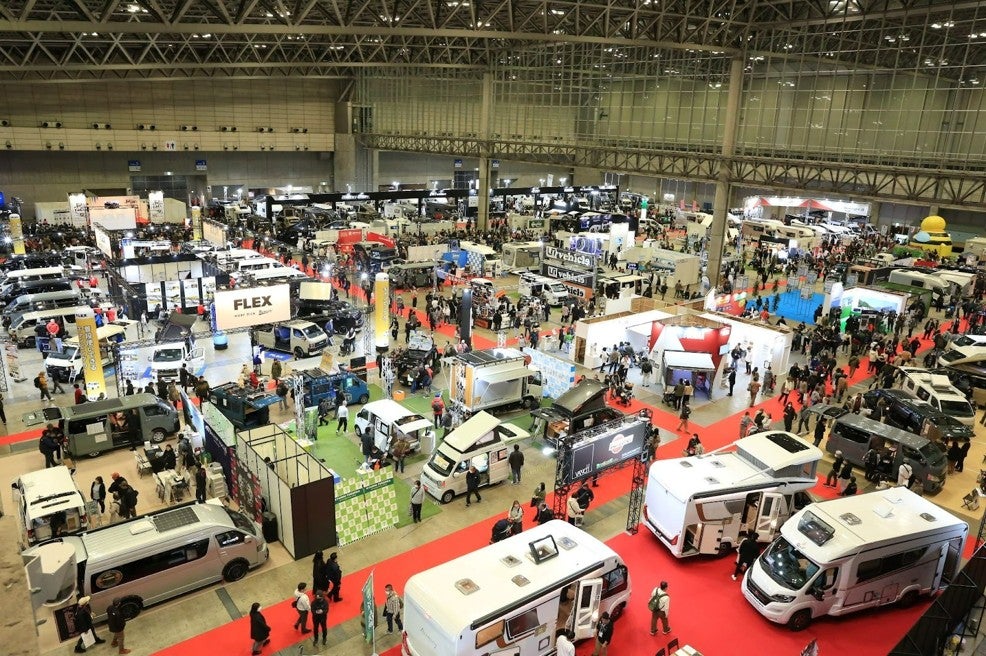 過去に開催されたジャパンキャンピングカーショーで、多くのキャンピングカーが展示された会場の様子