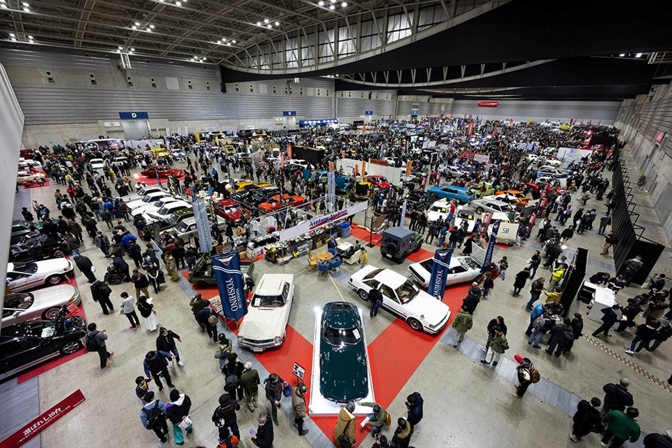 会場内に、多数のクラシックカーが展示されている様子