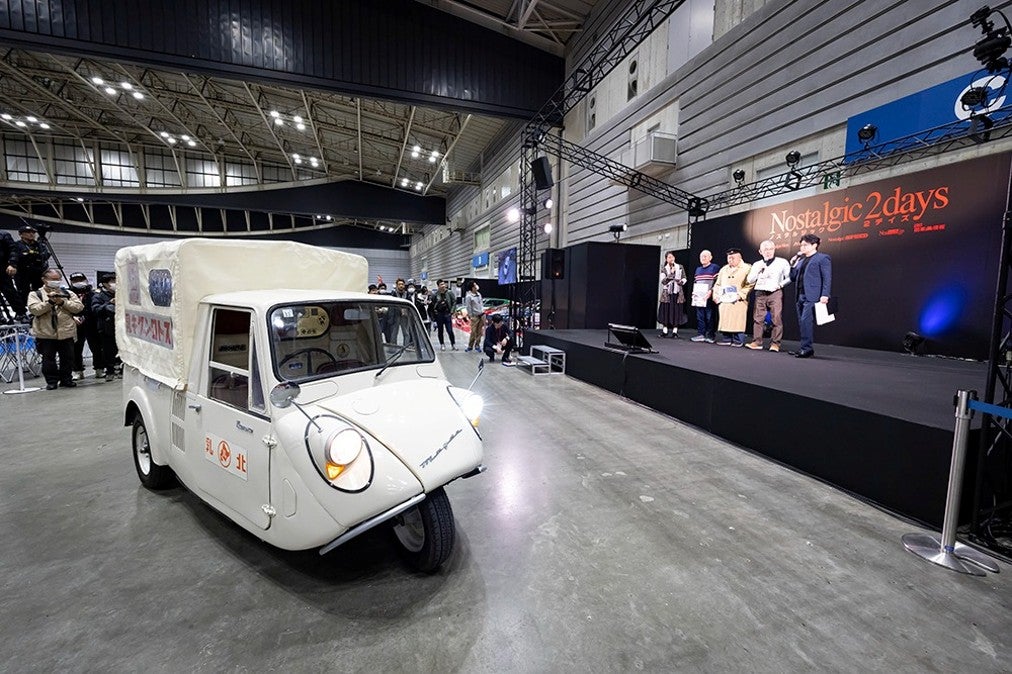 会場で展示されている白い希少なクラシックカー