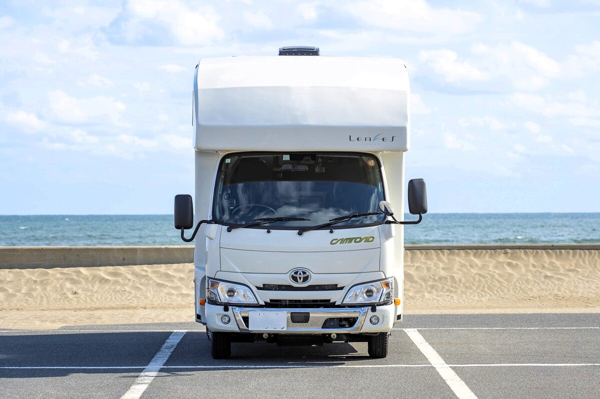 駐車場に止めたキャンピングカーの正面写真