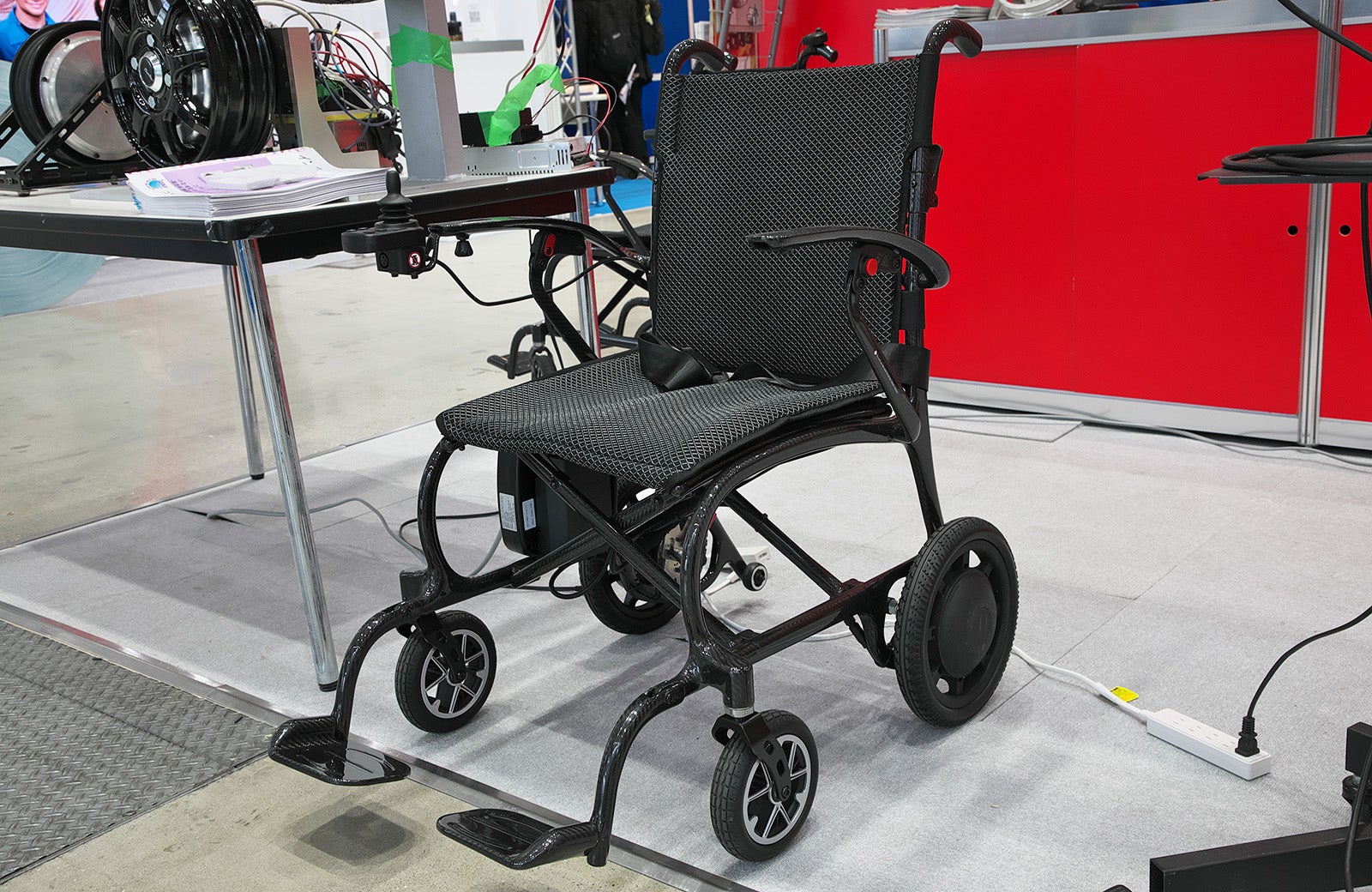 インホイールモーターを採用した電動車いす写真