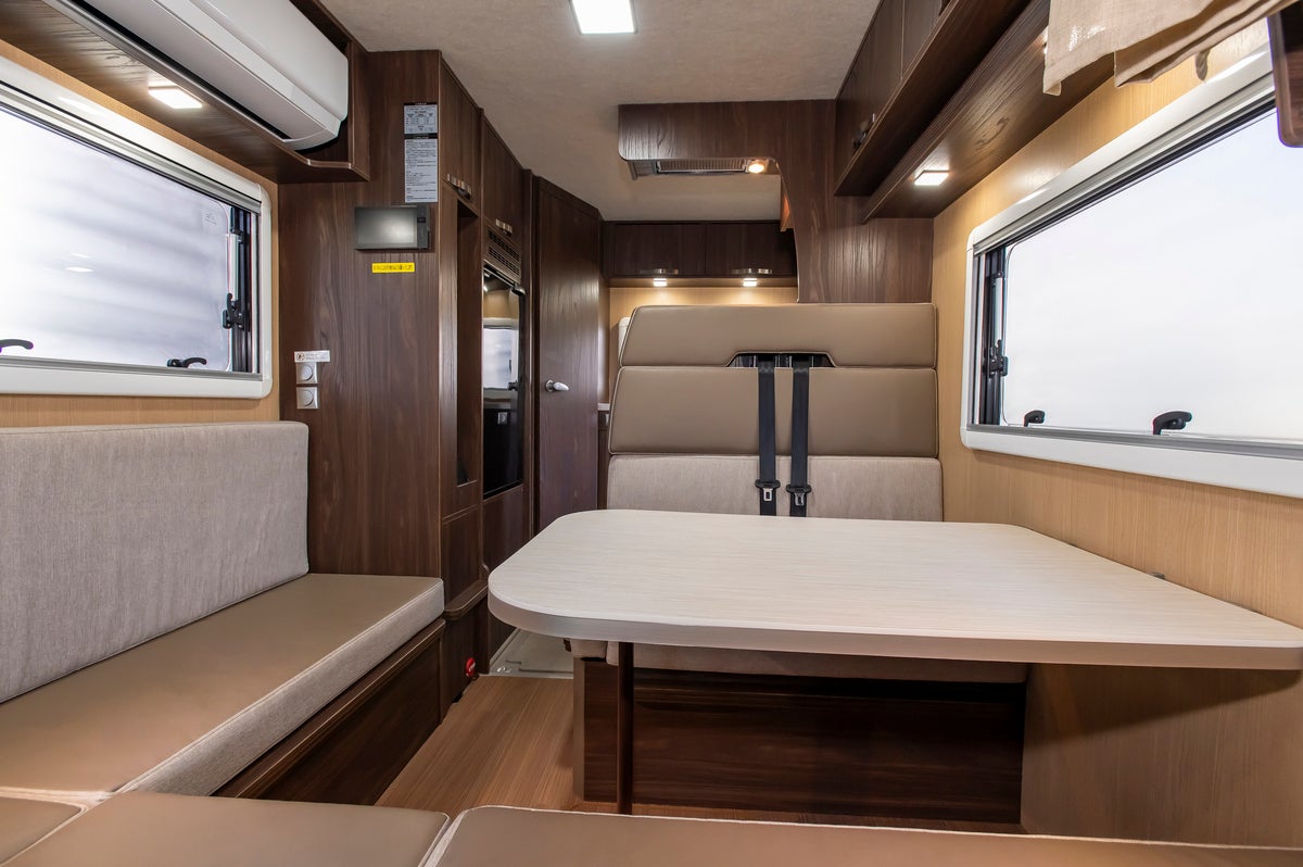 キャンピングカーの車内リビング全景