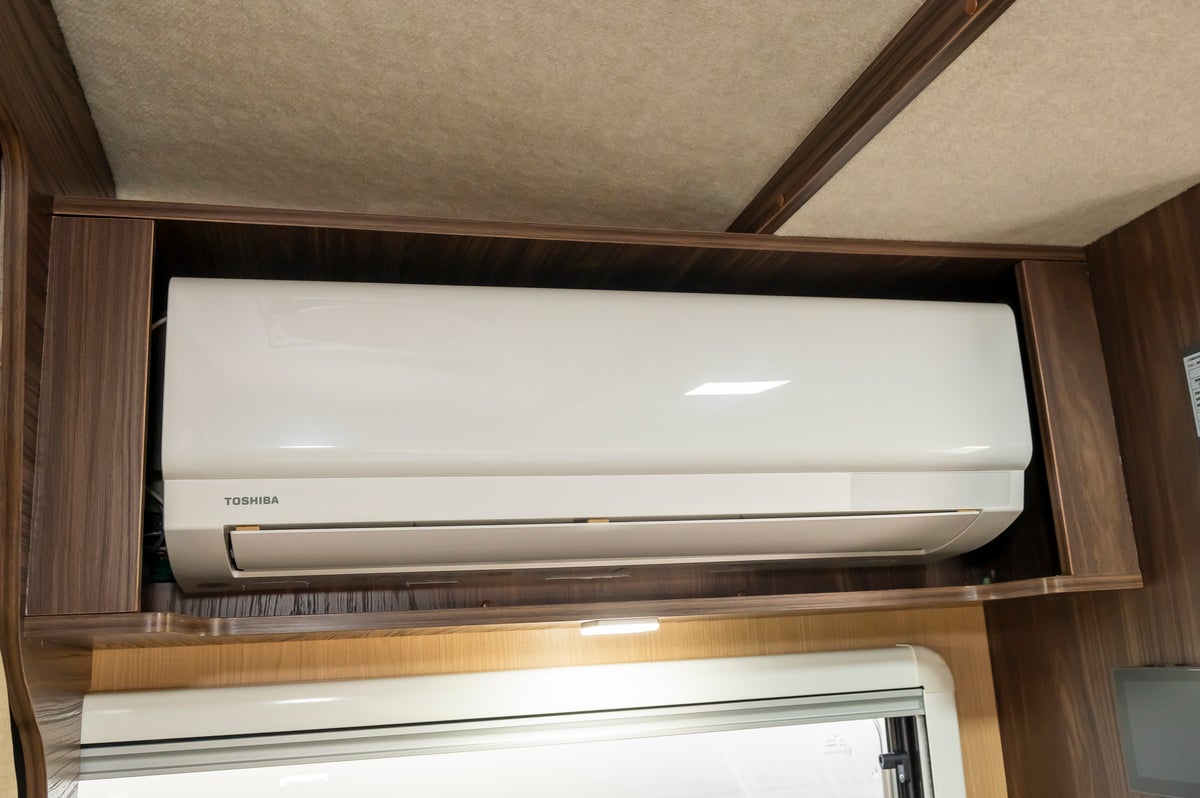 キャンピングカーに設置された家庭用エアコン