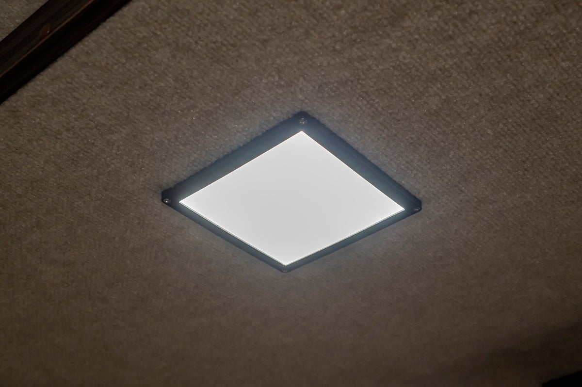 キャンピングカー天井に設置された車内照明