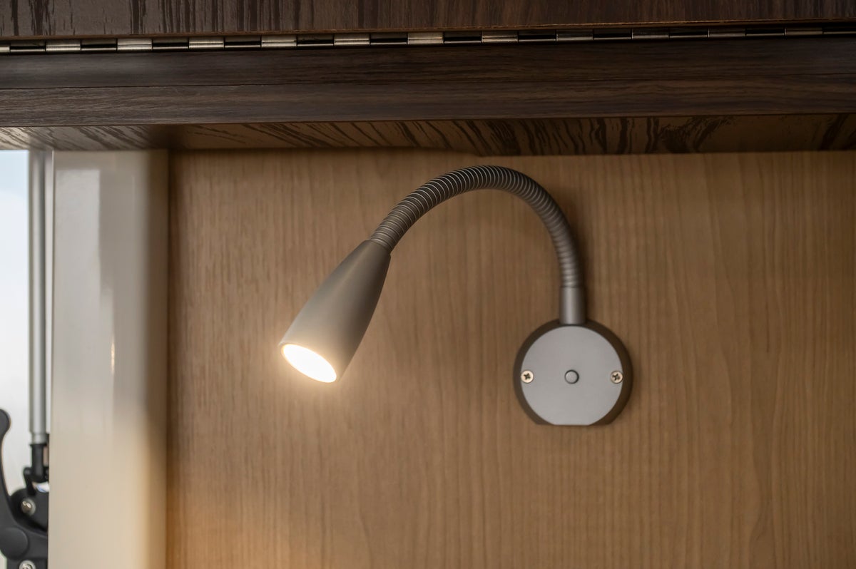 キャンピングカー車内の読書灯