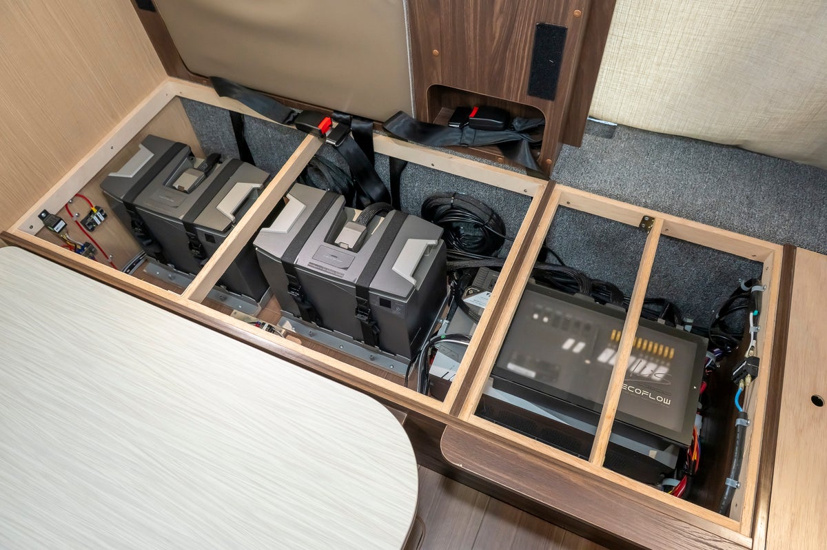 キャンピングカーに設置されたサブバッテリーシステムの写真