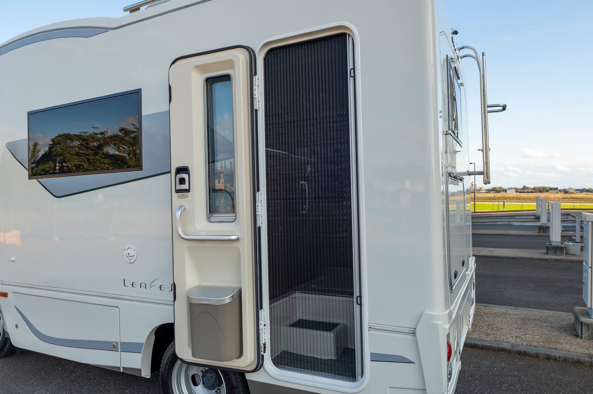 キャンピングカーの出入り口ドアの写真