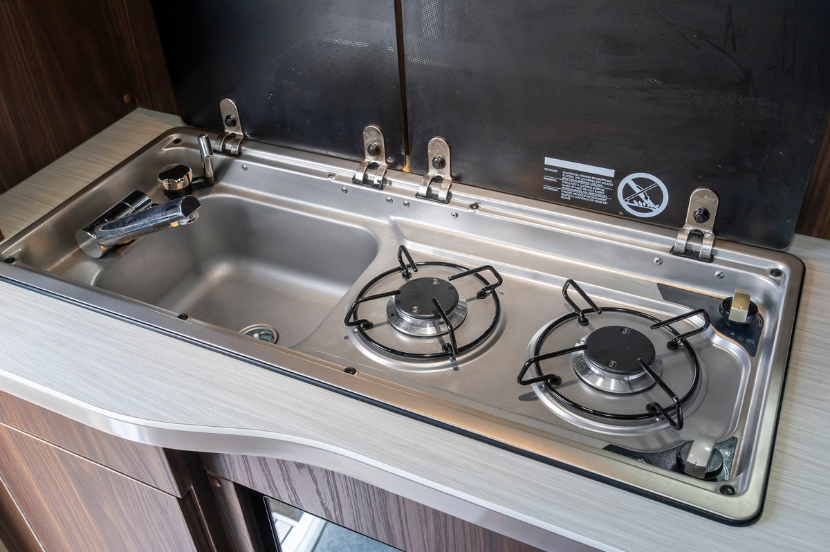 キャンピングカーのコンロのアップ