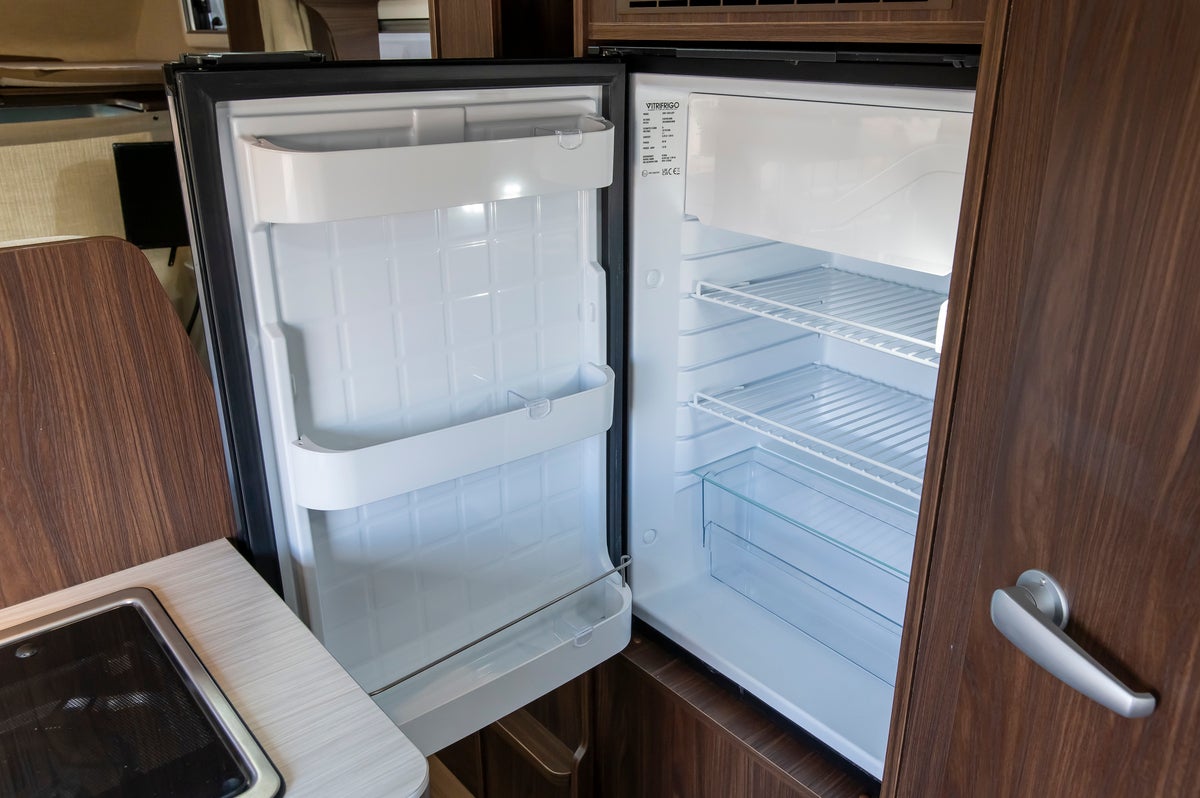 キャンピングカーの冷蔵庫の扉をオープン