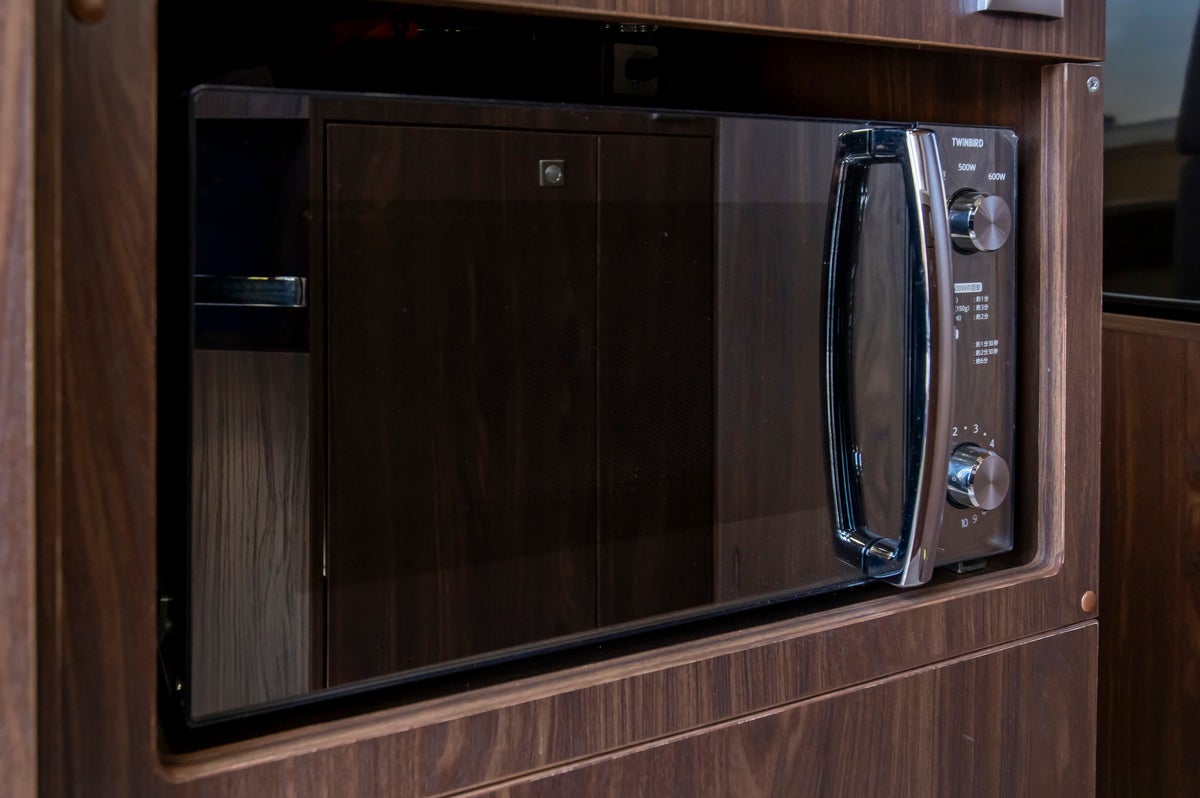 キャンピングカーに設置された電子レンジ