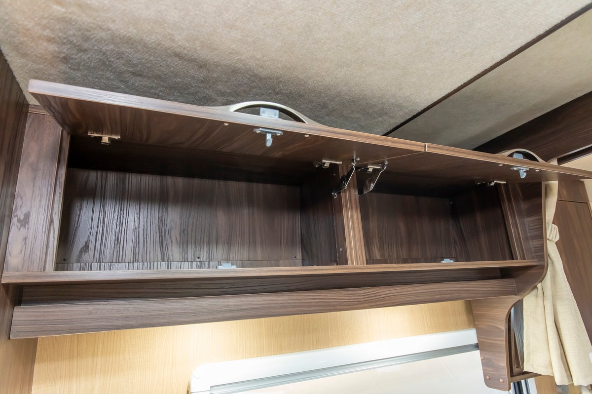 キャンピングカー車内の上部収納棚