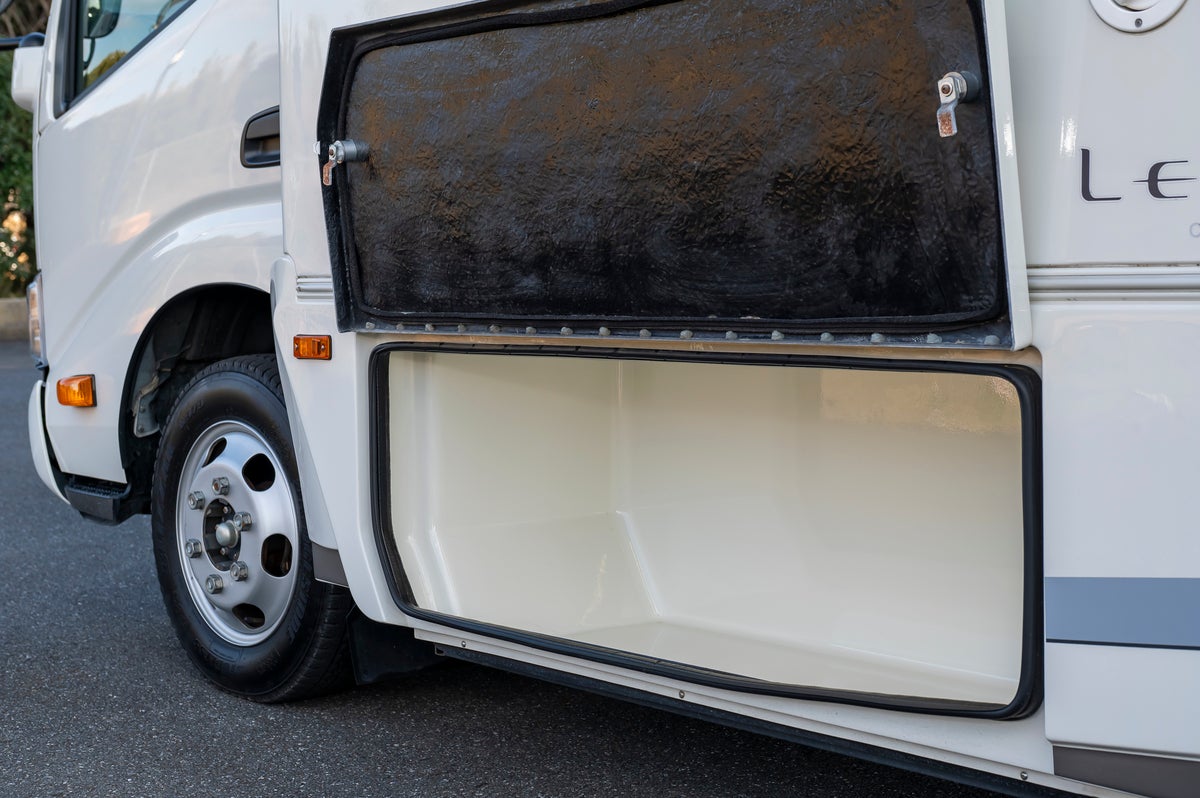 キャンピングカーの外部収納庫