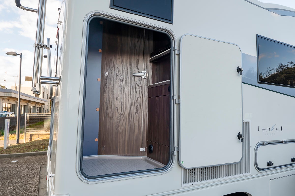 キャンピングカーの外部扉
