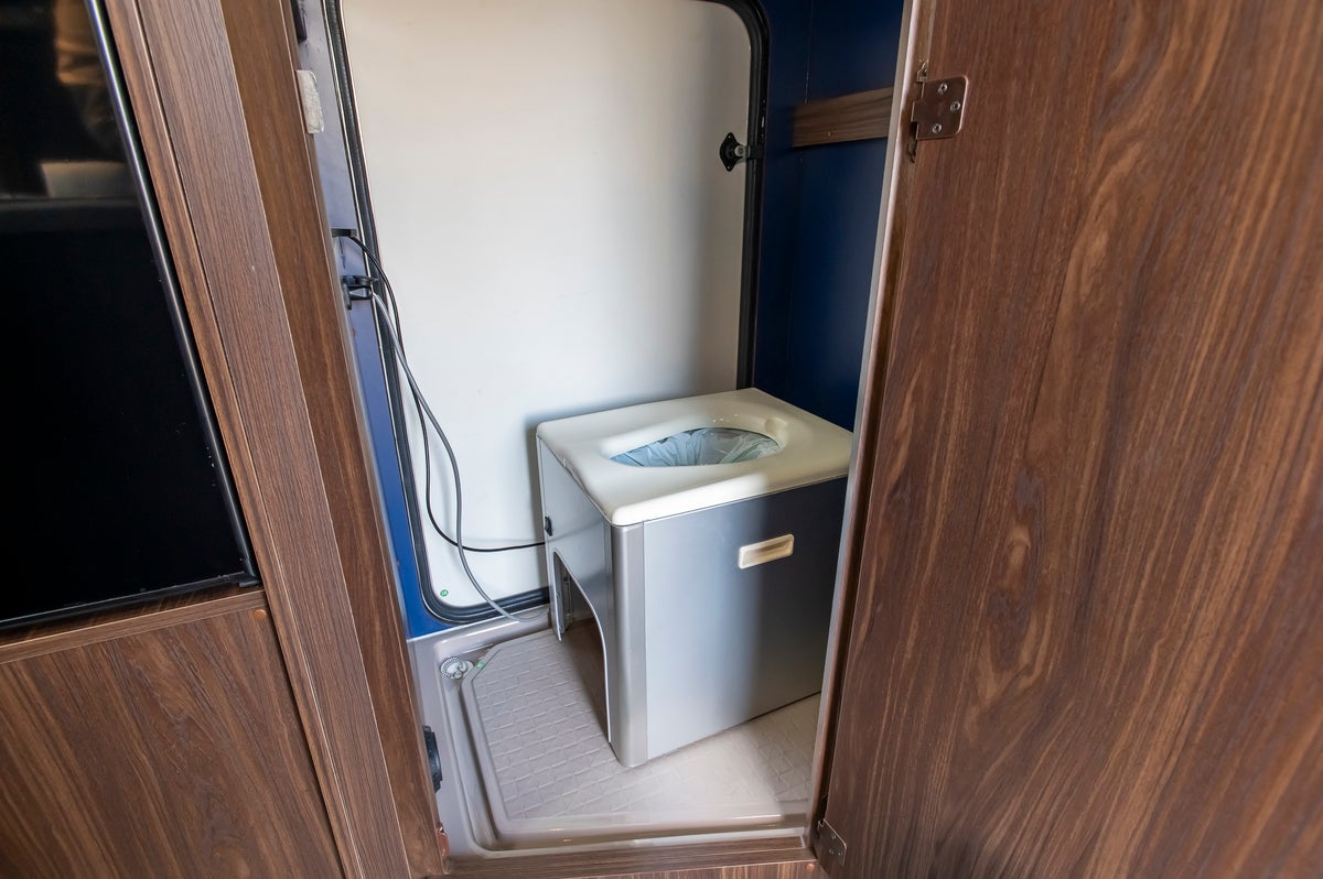 キャンピングカーのマルチルームに設置された移動式トイレ