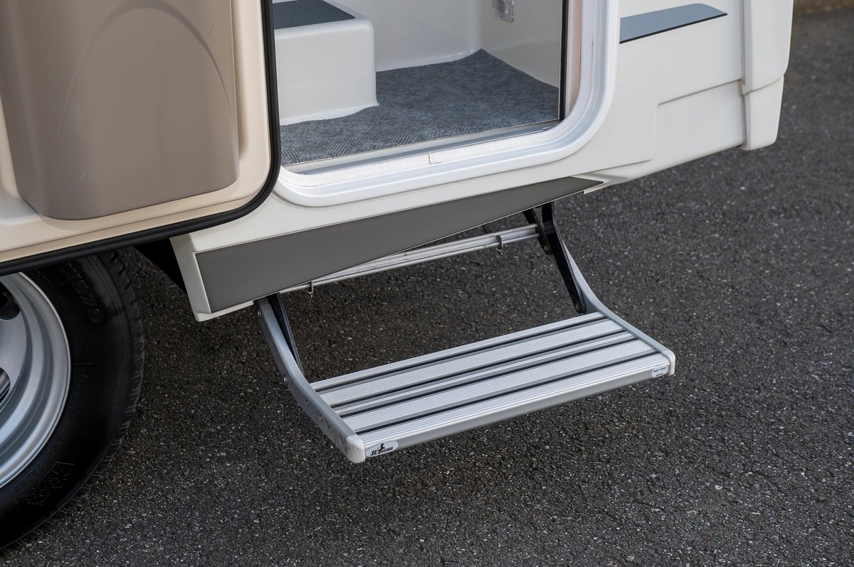 キャンピングカーの扉下に設けられたステップの写真