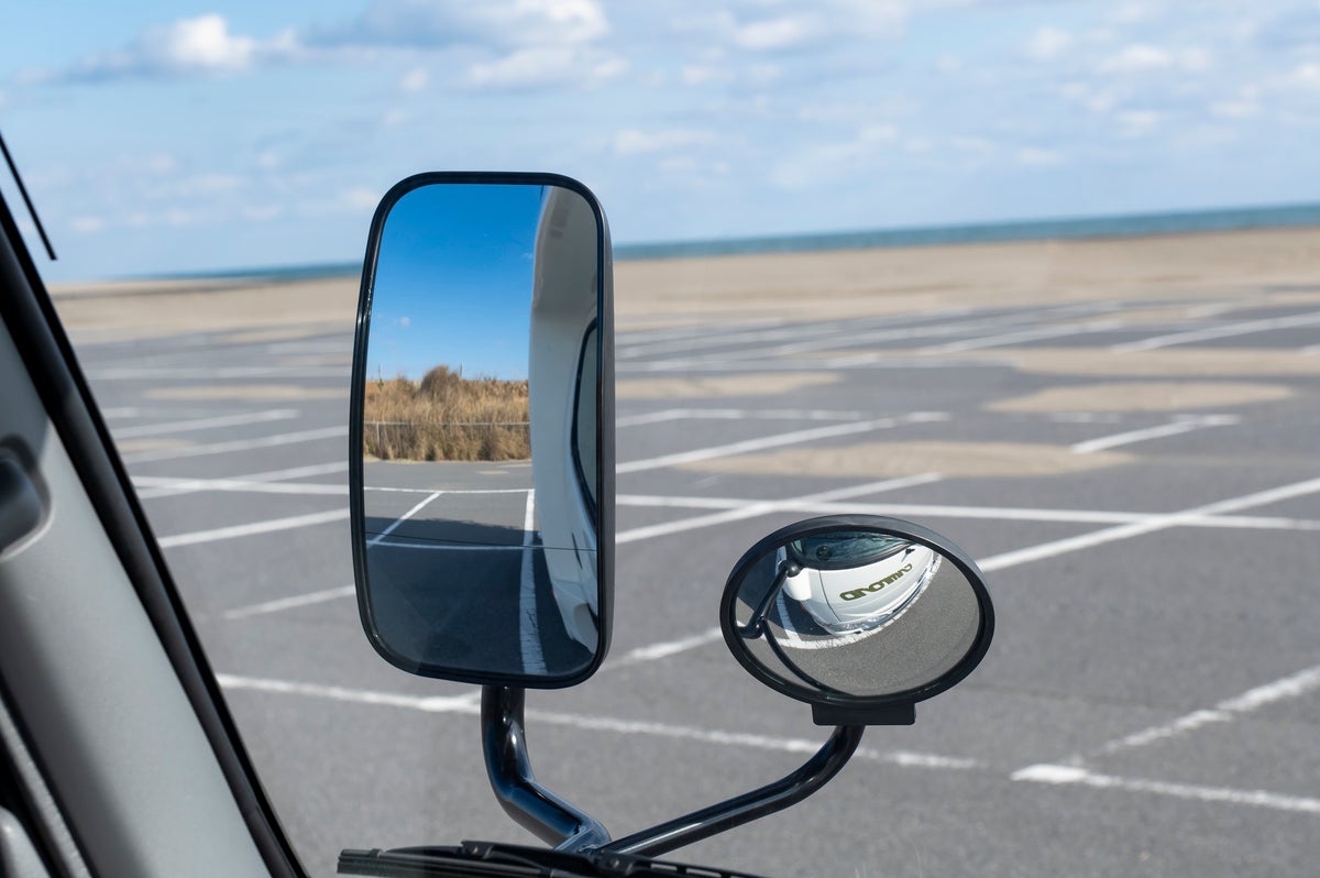 キャンピングカーのサイドミラー写真