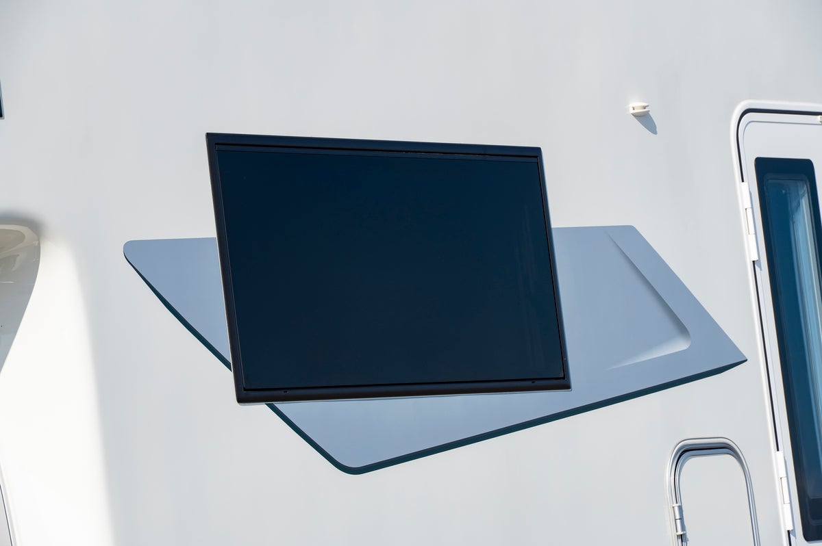 キャンピングカーの窓を外から見た写真