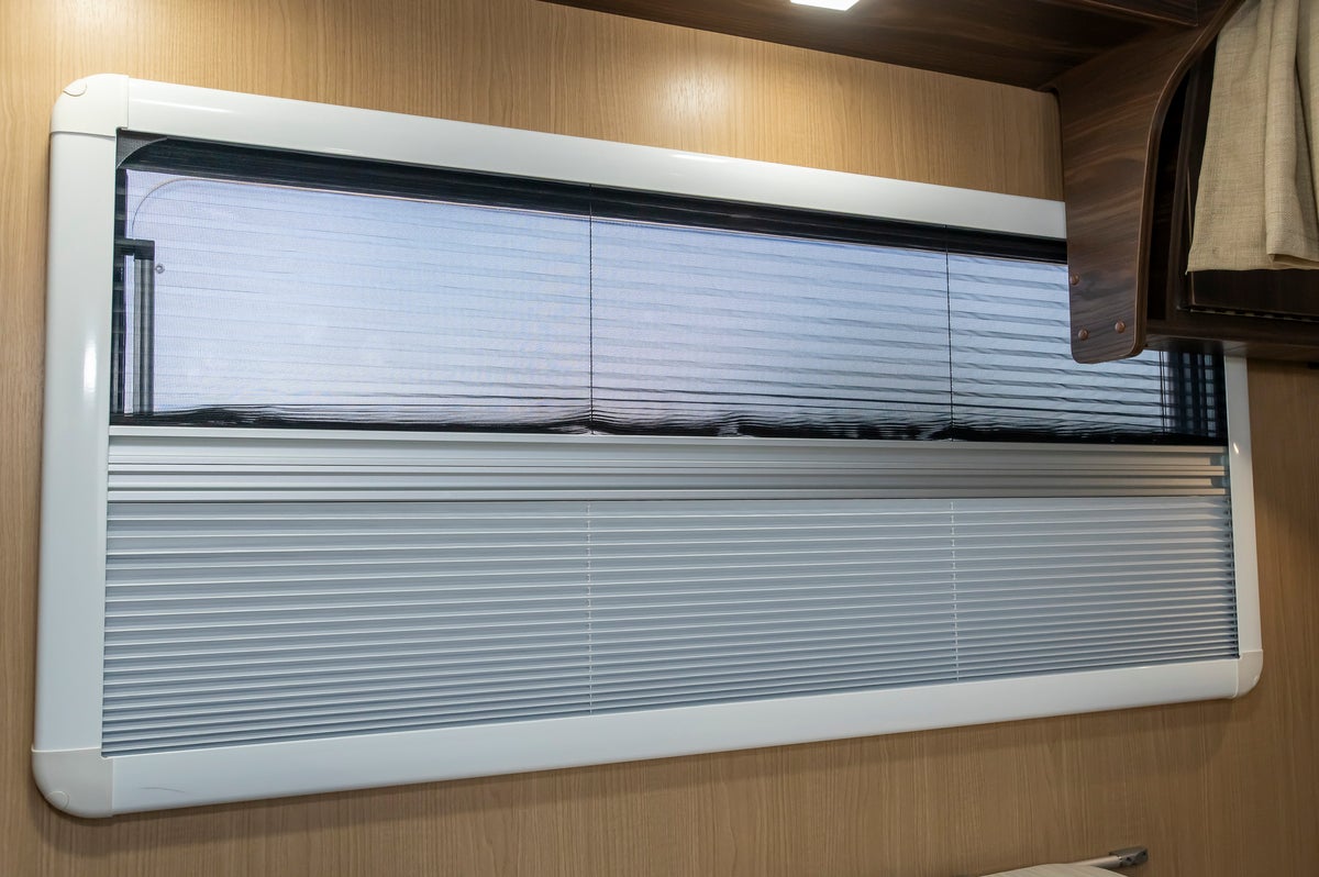 キャンピングカーの窓を車内側から見た写真