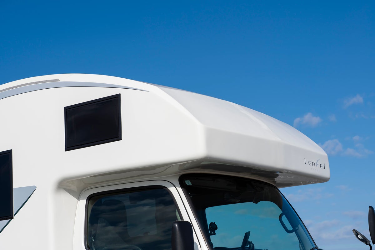 キャンピングカーのバンク部外観