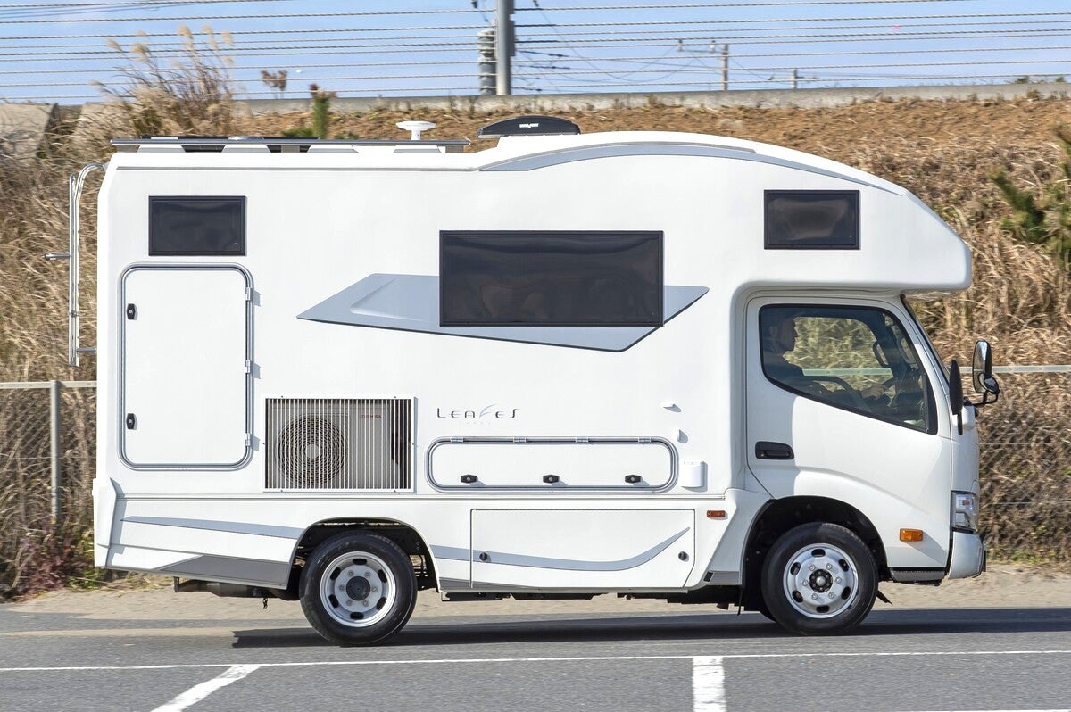 真横から見たキャンピングカー