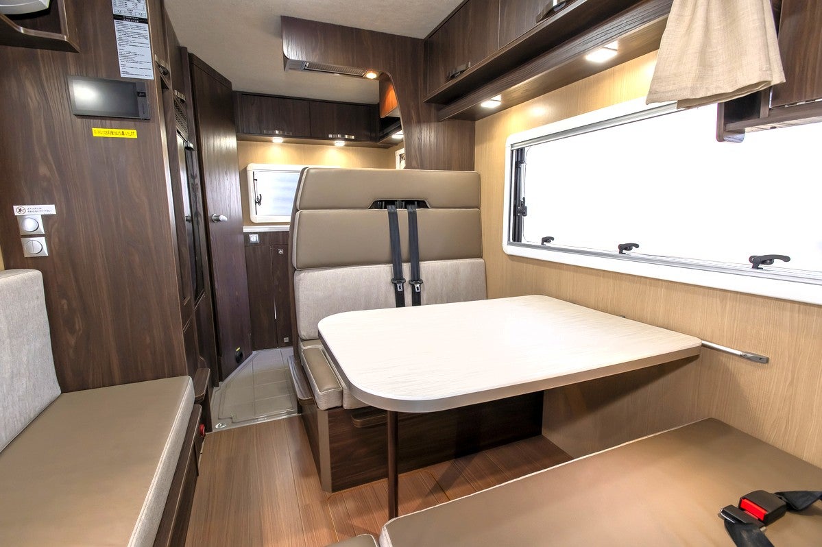 キャンピングカーの室内