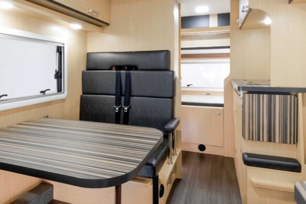キャンピングカーのリビング全景