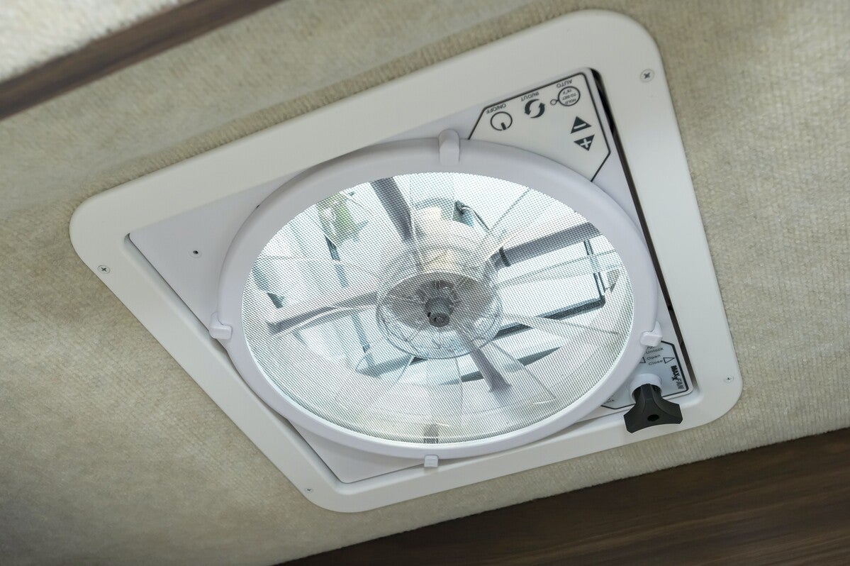 キャンピングカーのルーフベントを車内から撮影した写真