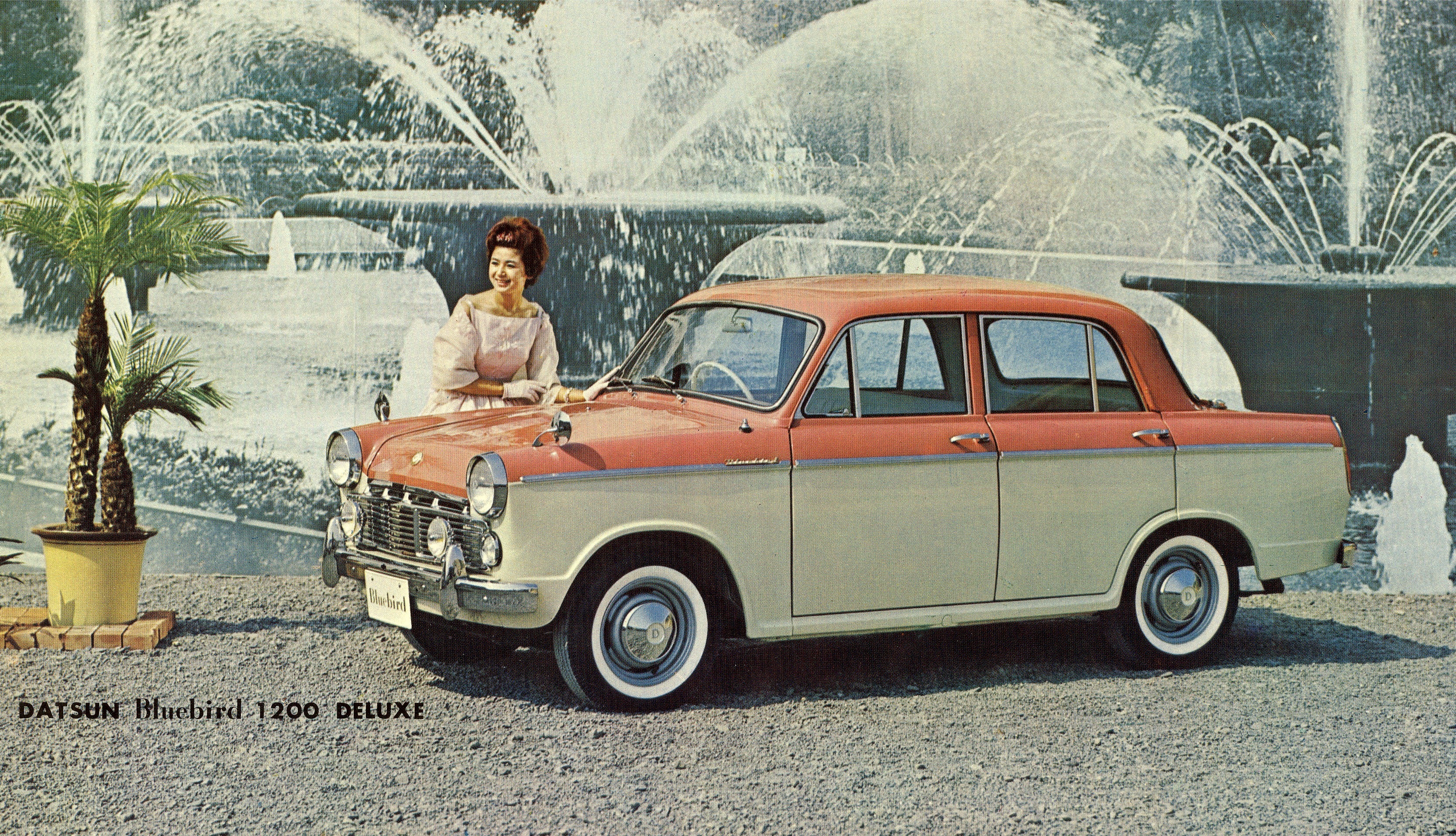 日産独自開発の本格乗用車として大ヒットした初代ブルーバードは 1959年7月にデビュー。上級グレードのDXグレードにはおしゃれな2トーンカラーを設定していた。写真は1961年8月にマイナーチェンジされた後期モデル