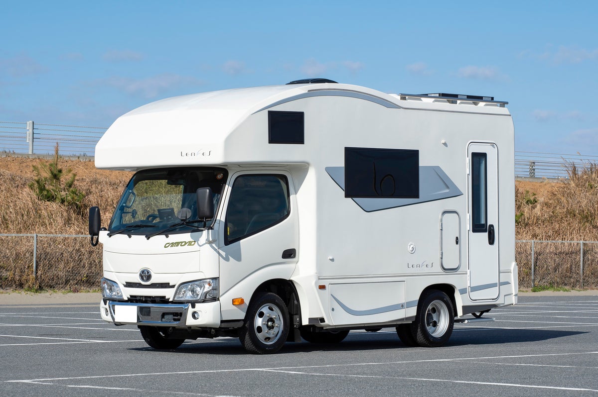 キャブコンタイプのキャンピングカー全体写真