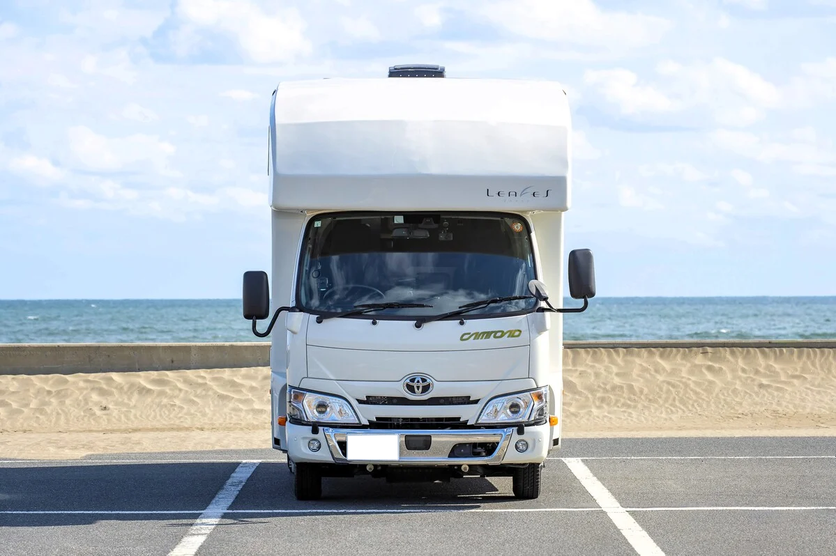 パーキングに駐車したキャンピングカーの正面写真