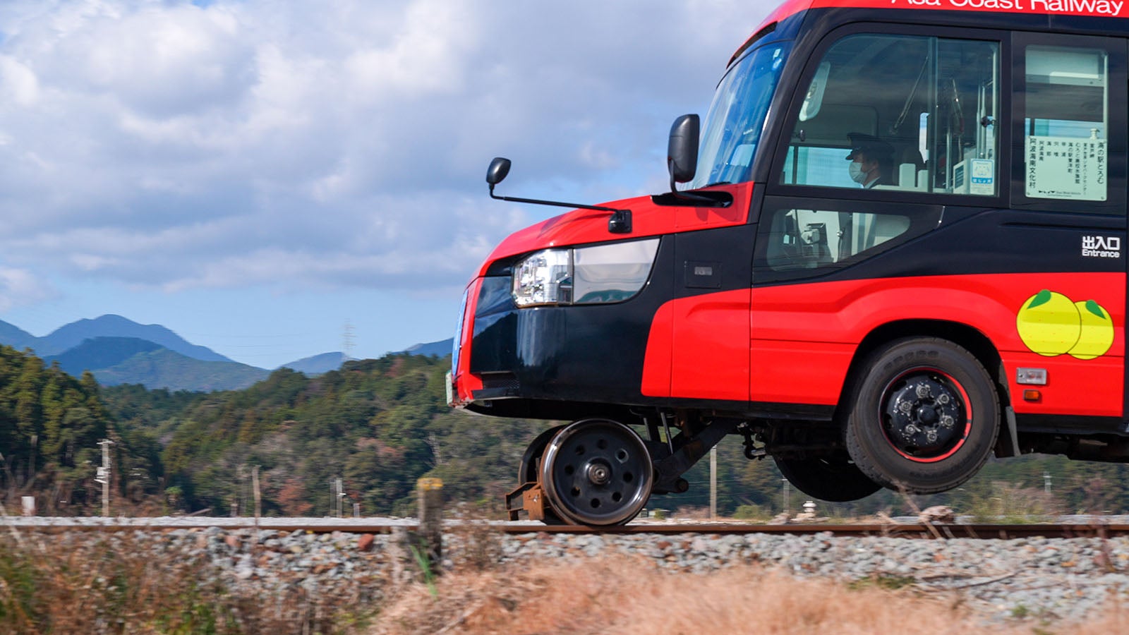 線路を走行するDMV