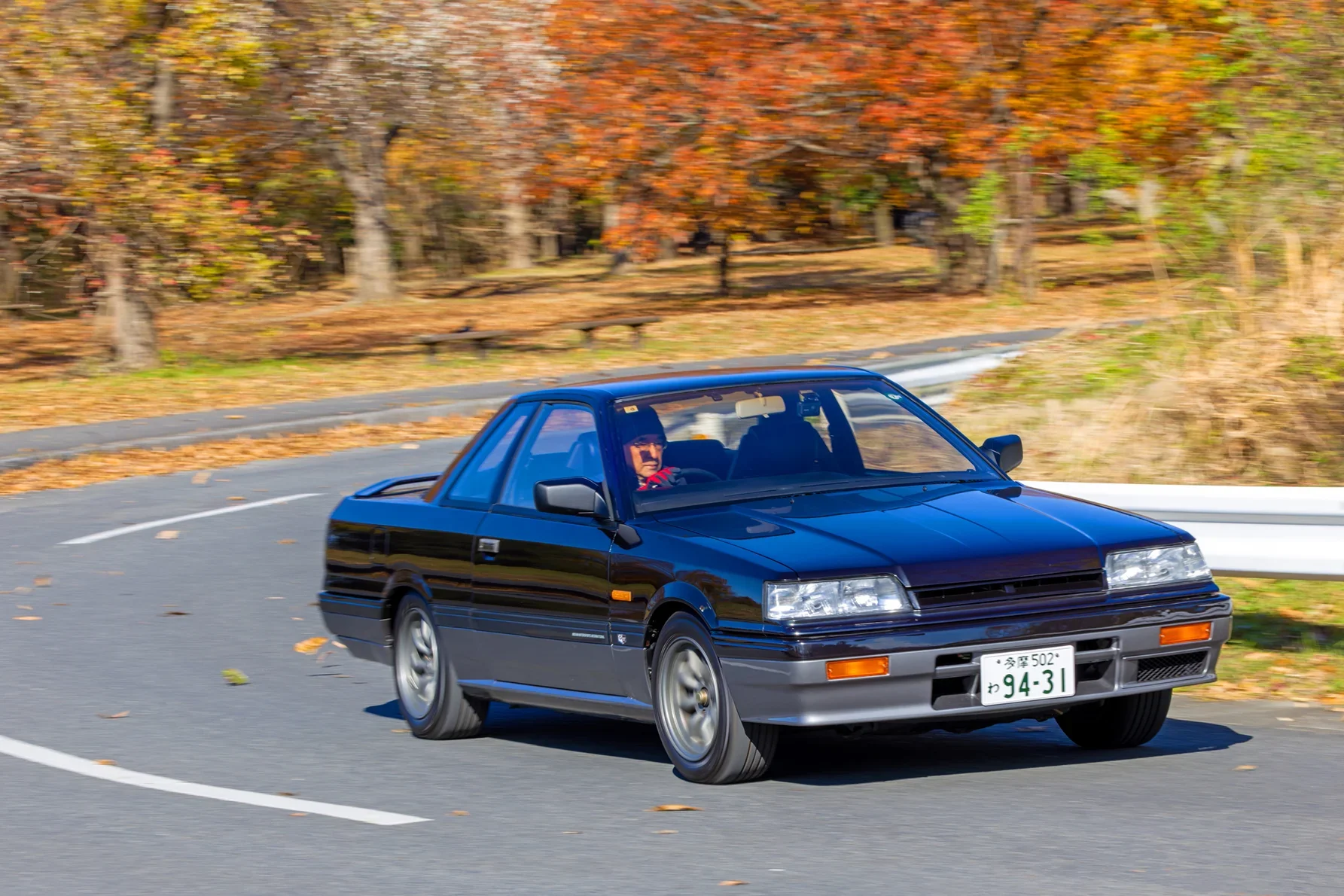 コーナーを通過するR31・スカイラインGT-S