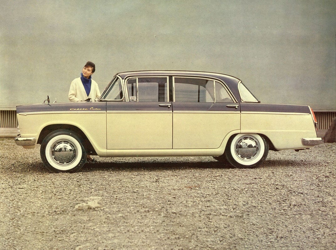セドリックは1960年にデビュー。ブルーバードとも上級グレードに2トーンカラーを用意し、おしゃれなイメージを訴求する