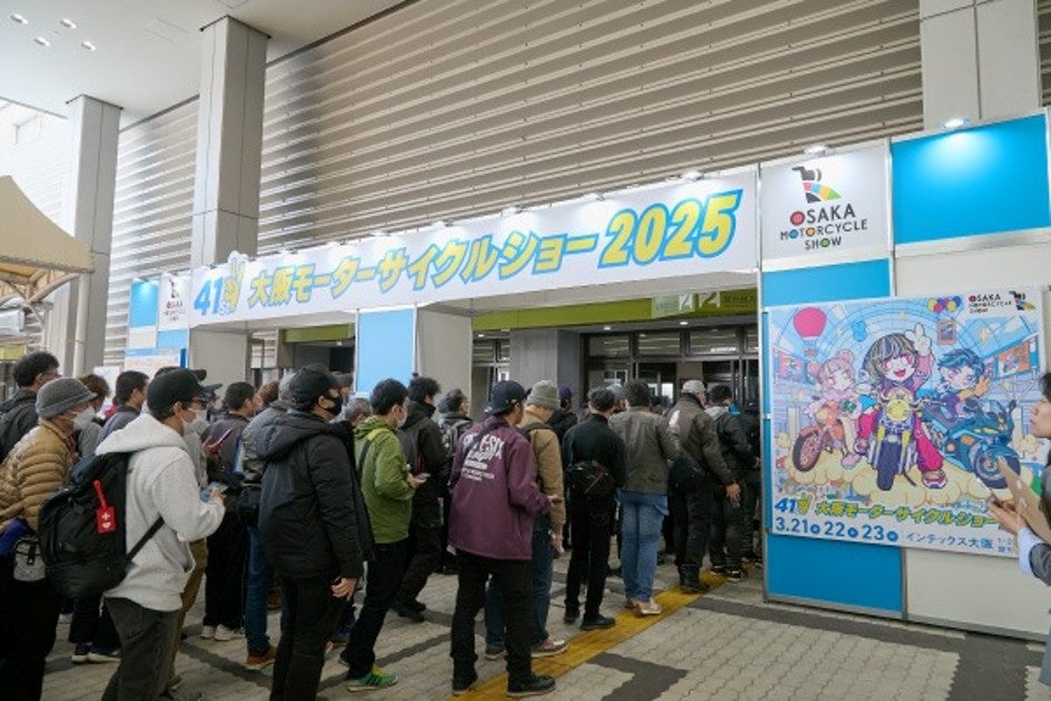 多くの来場者で行列ができる大阪モーターサイクルショーの会場入口（2025年）