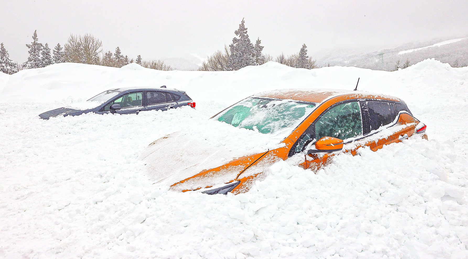 大雪で車が埋もれたら、車内はどうなる？キービジュアル
