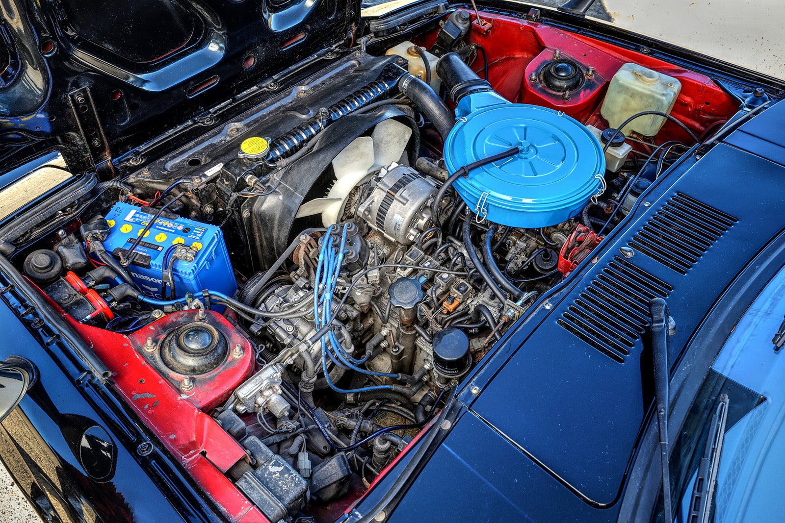 SA22C型サバンナRX-7のエンジンルーム、初代RX-7のロータリーエンジンを搭載した旧車レンタカー