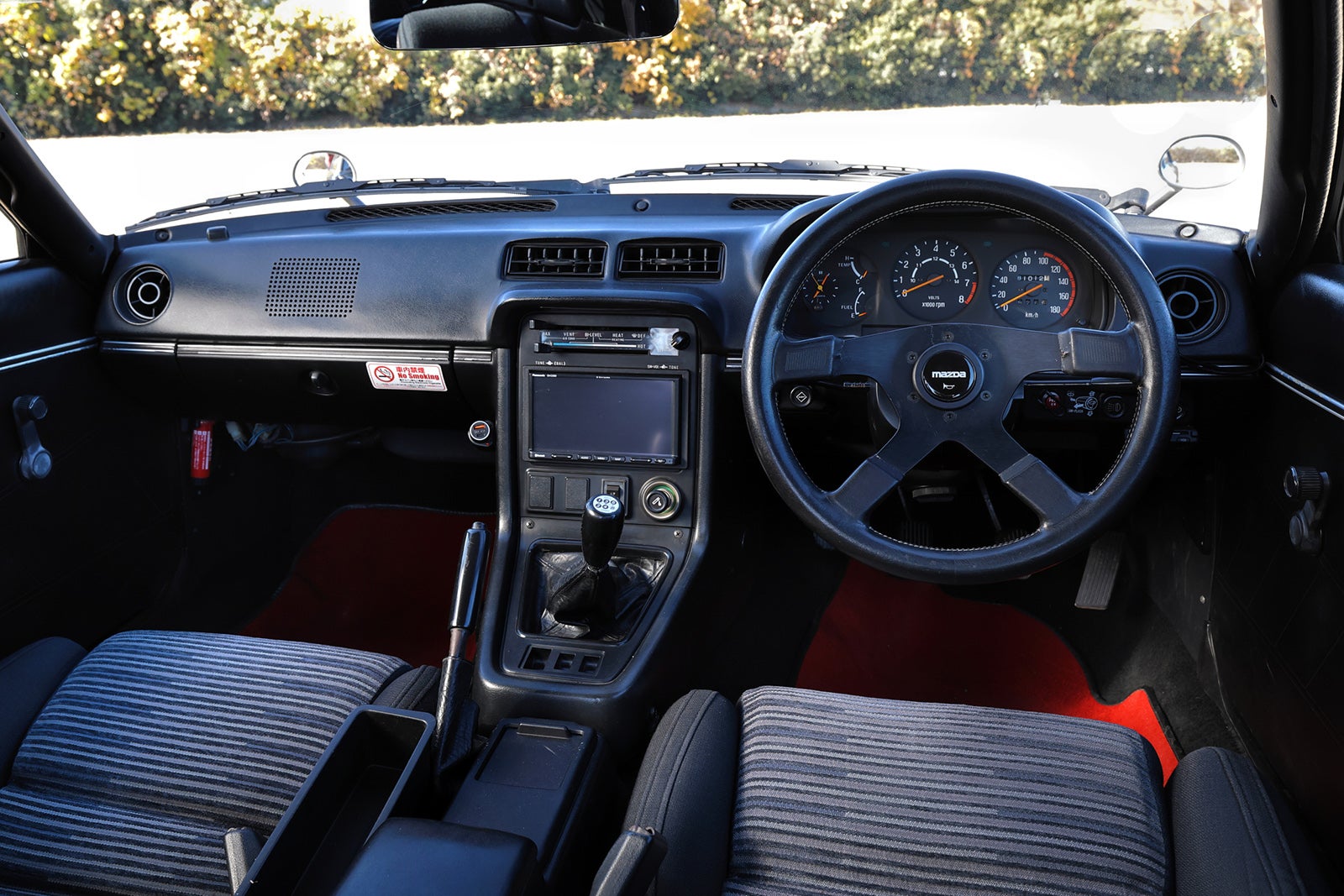 SA22C型サバンナRX-7旧車レンタカーの室内コクピット、アナログメーターとMTシフトを装備