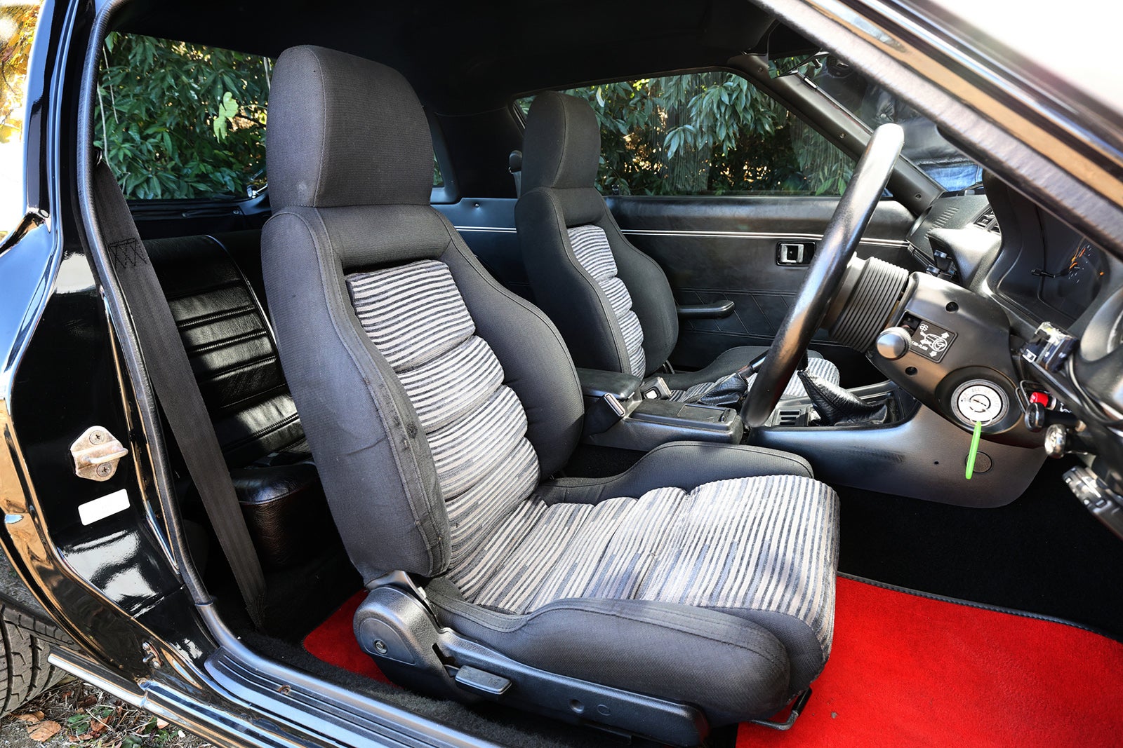 ときめきカーレンタルのSA22CサバンナRX-7旧車レンタカーに備わるクラシックなスポーツシート内装