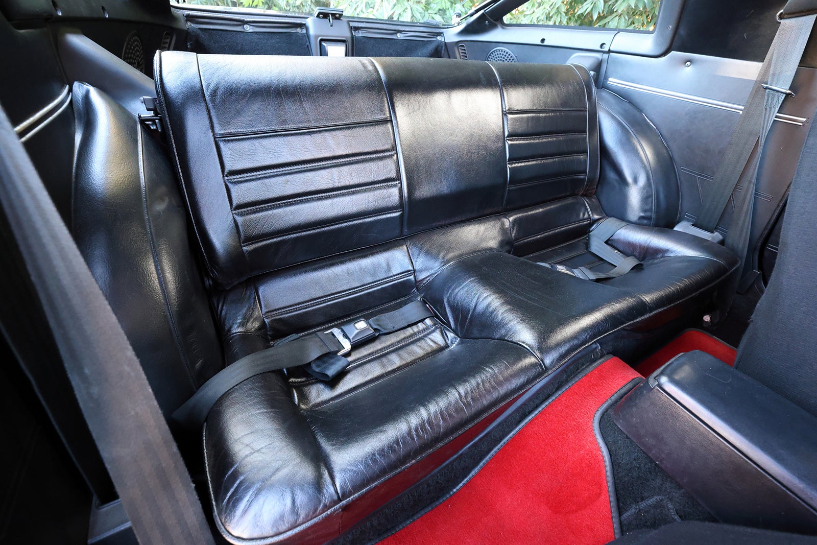 SA22C型RX 7のリアシート内装。ブラックのシートと赤いカーペット