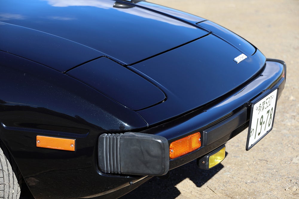 SA22C型RX 7のフロントバンパーとリトラクタブルヘッドライト周辺