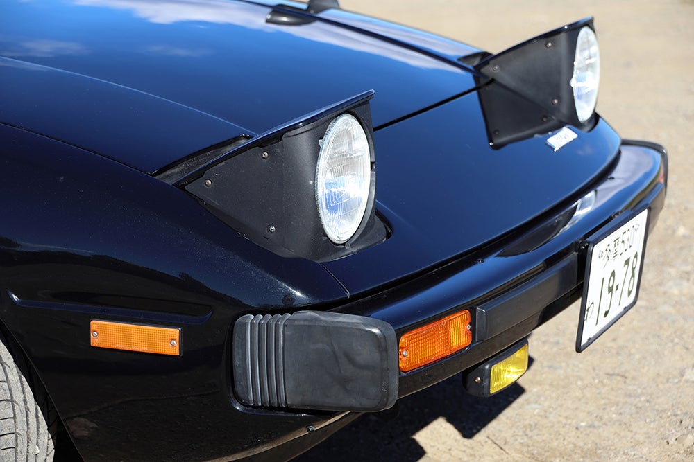 リトラクタブルヘッドライトを開いたSA22C型RX 7のフロント外観