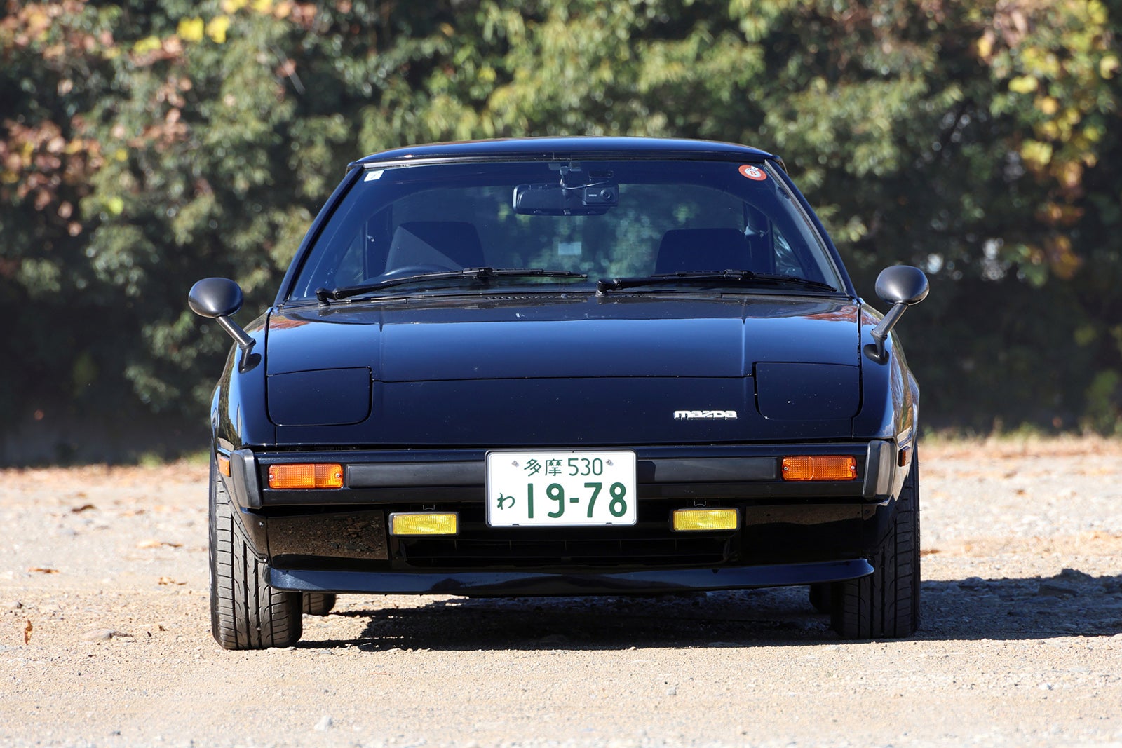 ポップアップヘッドライトを閉じたSA22C型RX 7の正面外観