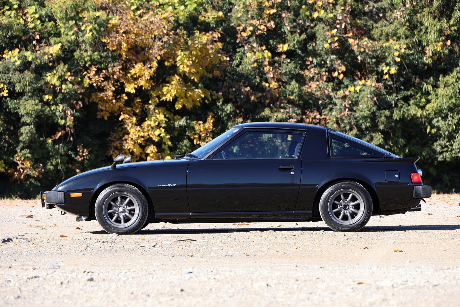 SA22C型RX 7の左側面全体を写したサイドビュー