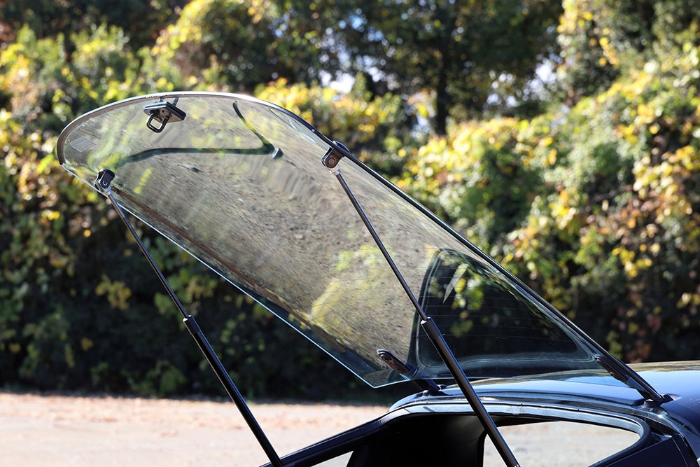 SA22C型RX-7のリアハッチを開けた状態の外観