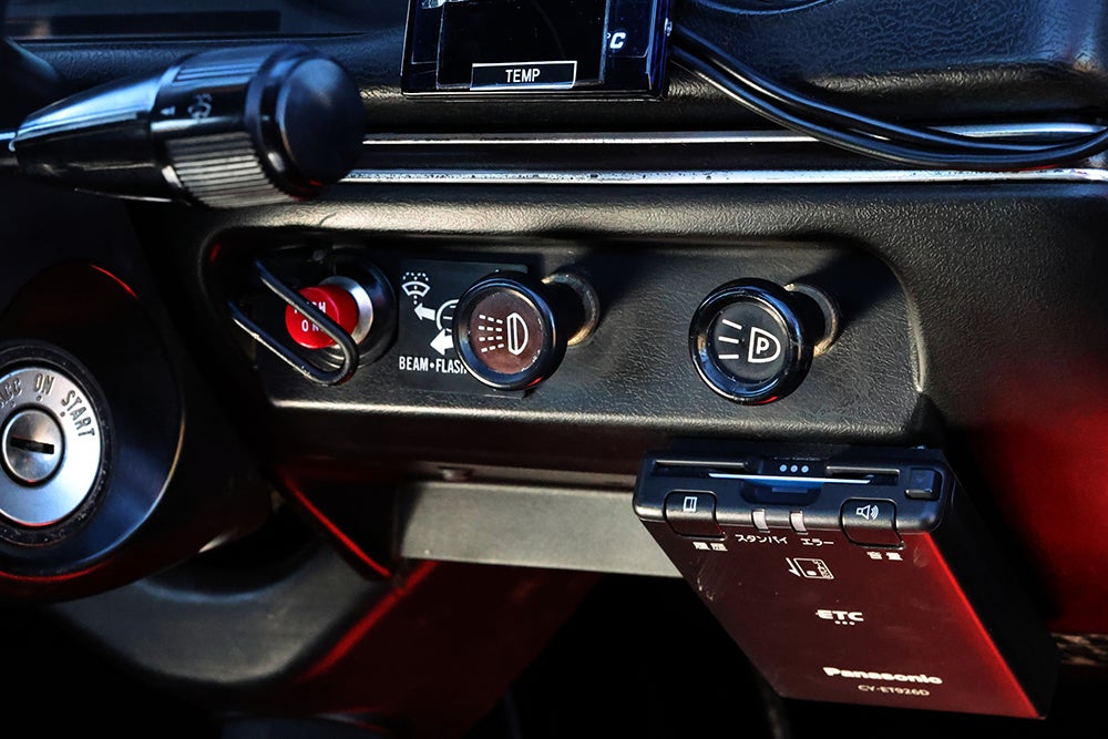 SA22C型RX-7のインパネ下部に並ぶライトスイッチとETC車載器