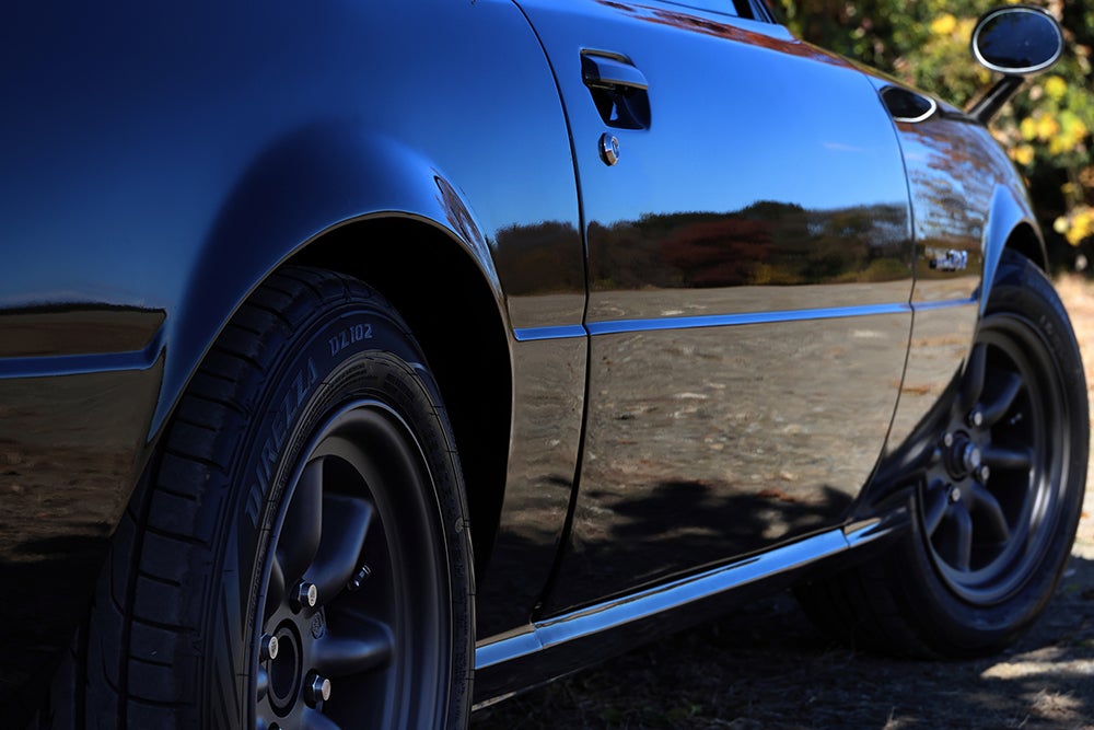 SA22C型RX‑7のサイドボディーとリア寄りホイールのクローズアップ