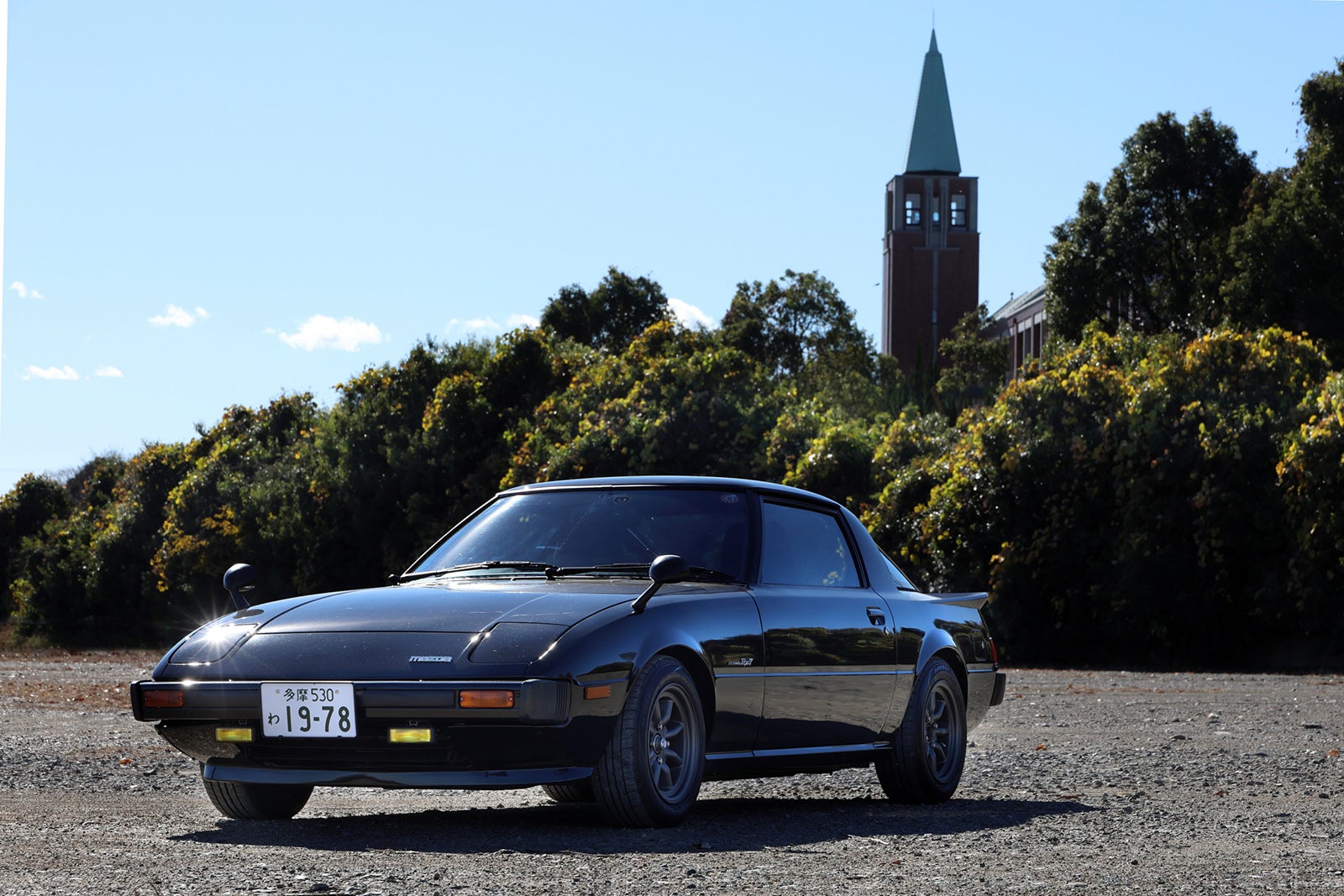旧車レンタカー、SA22C型サバンナRX-7のクラシックなフロントデザインと低いノーズライン