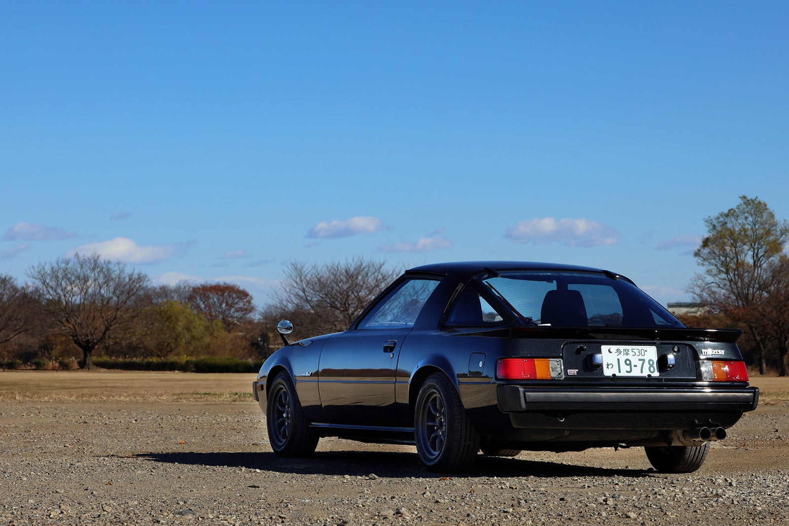 広場に駐車されたSA22C型RX 7のリア斜め外観