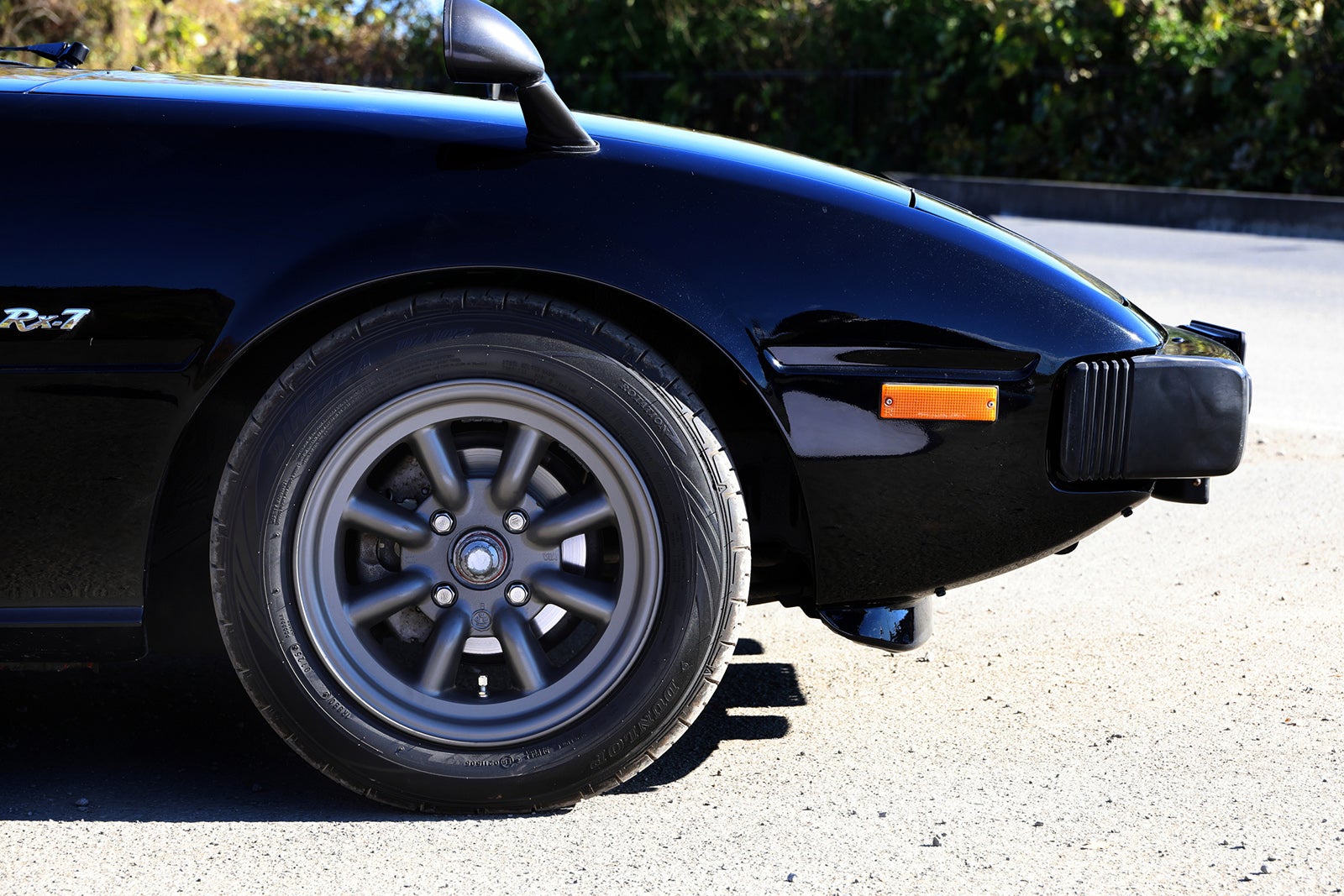 SA22C型RX 7のフロントフェンダーとホイールのクローズアップ