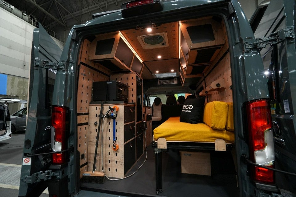 キャンピングカーの室内空間や収納設備の様子（名古屋キャンピングカーフェア過去開催時）